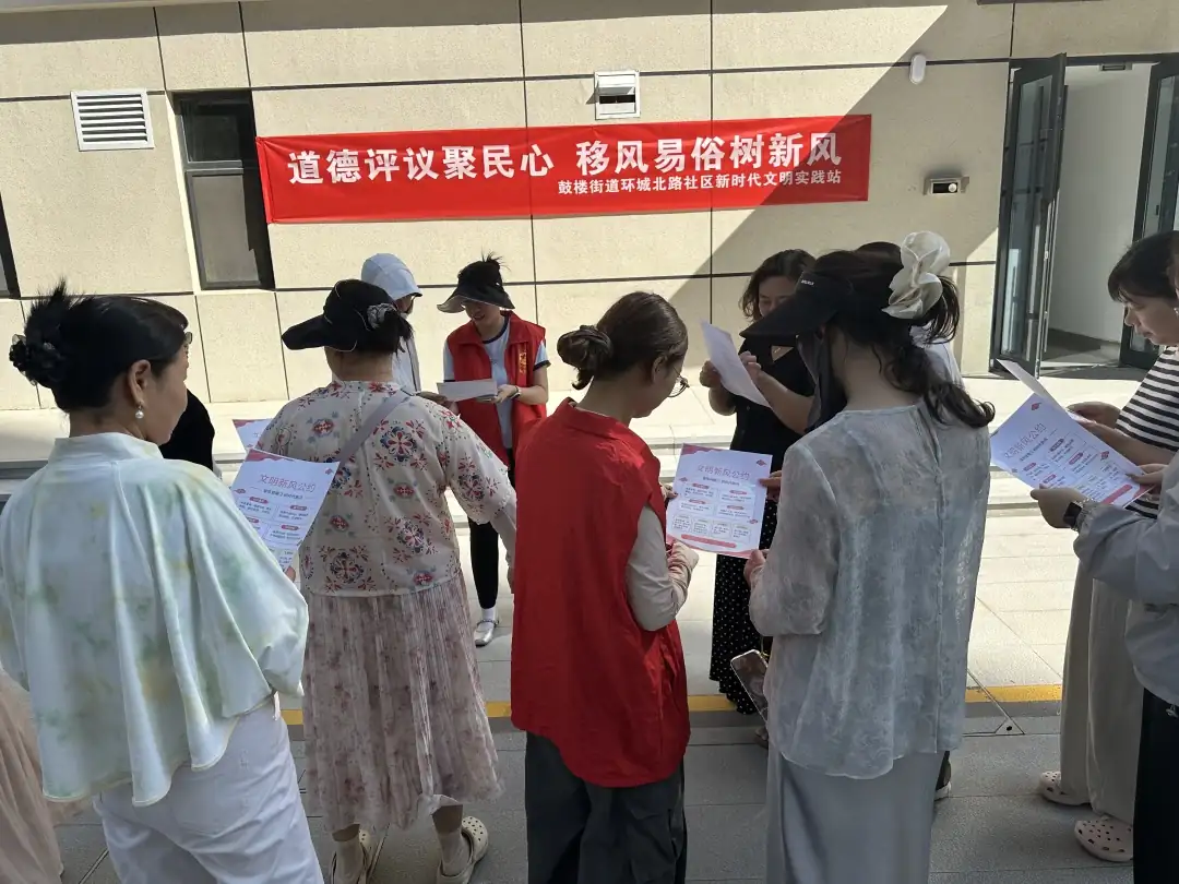 近日，榆阳区环城北路社区在盐州府小区开展“道德评议聚民心 移风易俗树新风”活动。