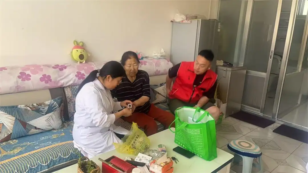 近日,榆阳区鼓楼街道二里半社区联合卫生服务中心开展入户义诊