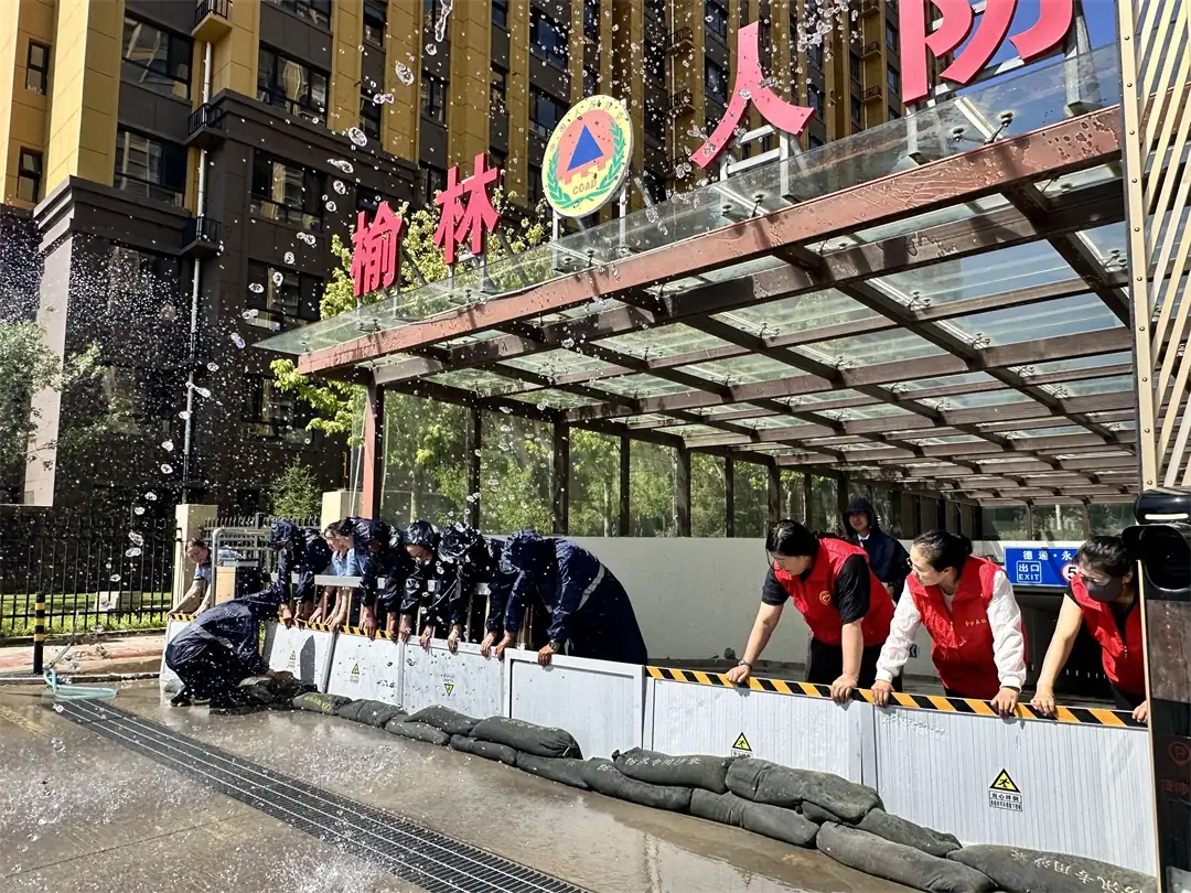 抢险组用沙袋和挡水板迅速筑起“防洪墙”
