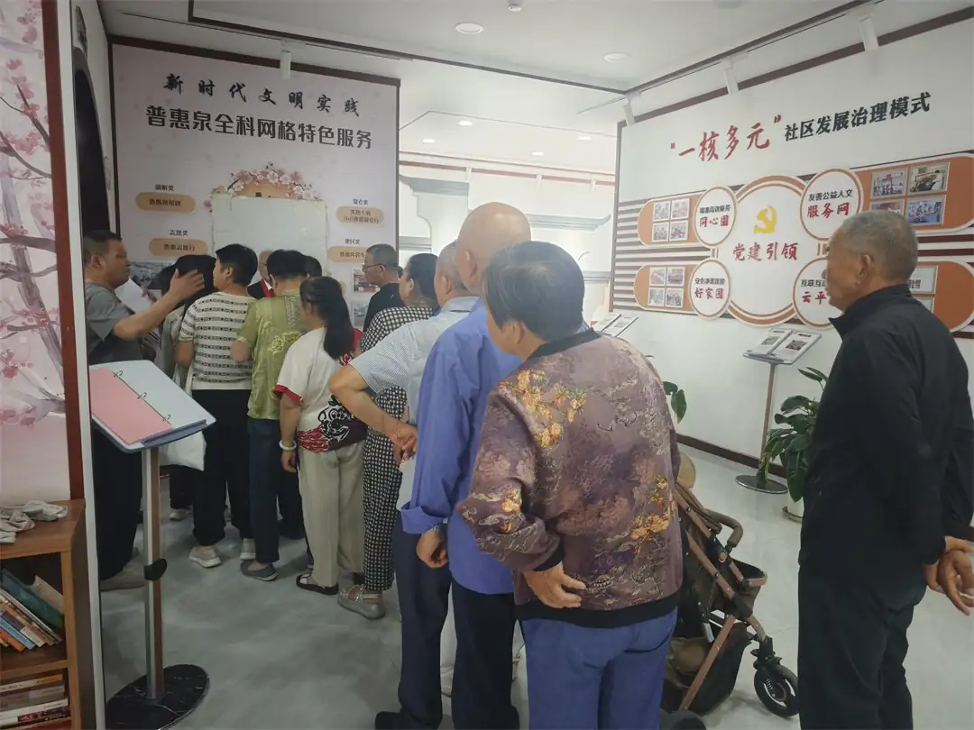 7月6日,榆阳区普惠泉社区联合阳光公益摄影队开展“定格银发笑颜”免费摄影活动