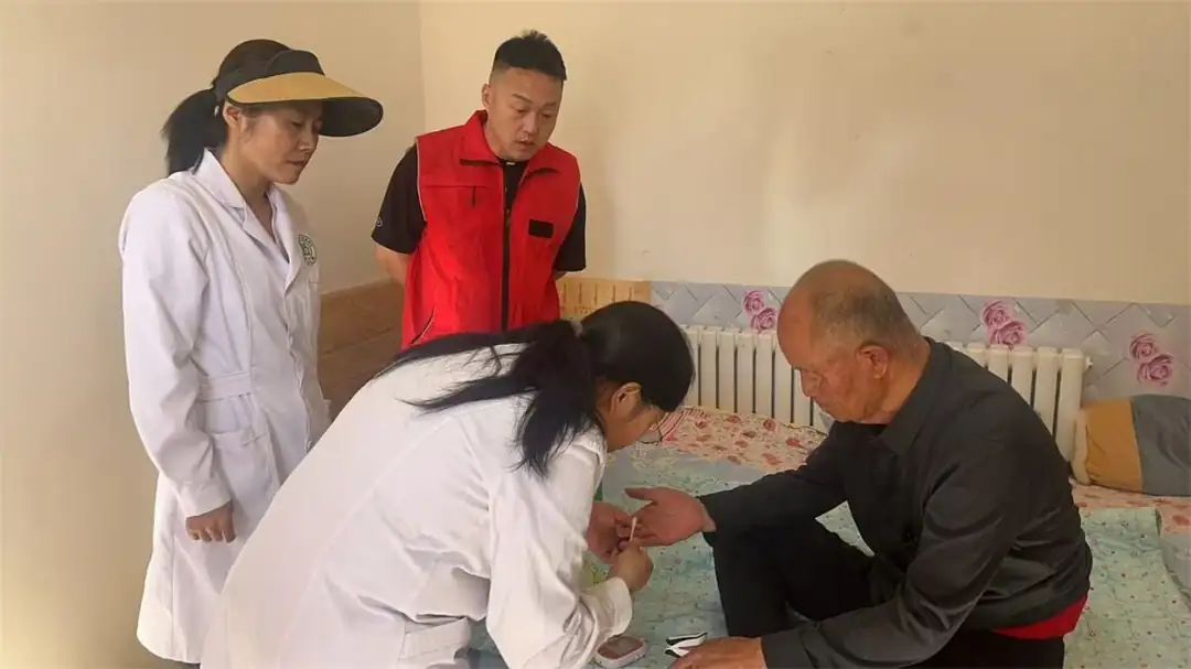 近日,榆阳区鼓楼街道二里半社区联合卫生服务中心开展入户义诊