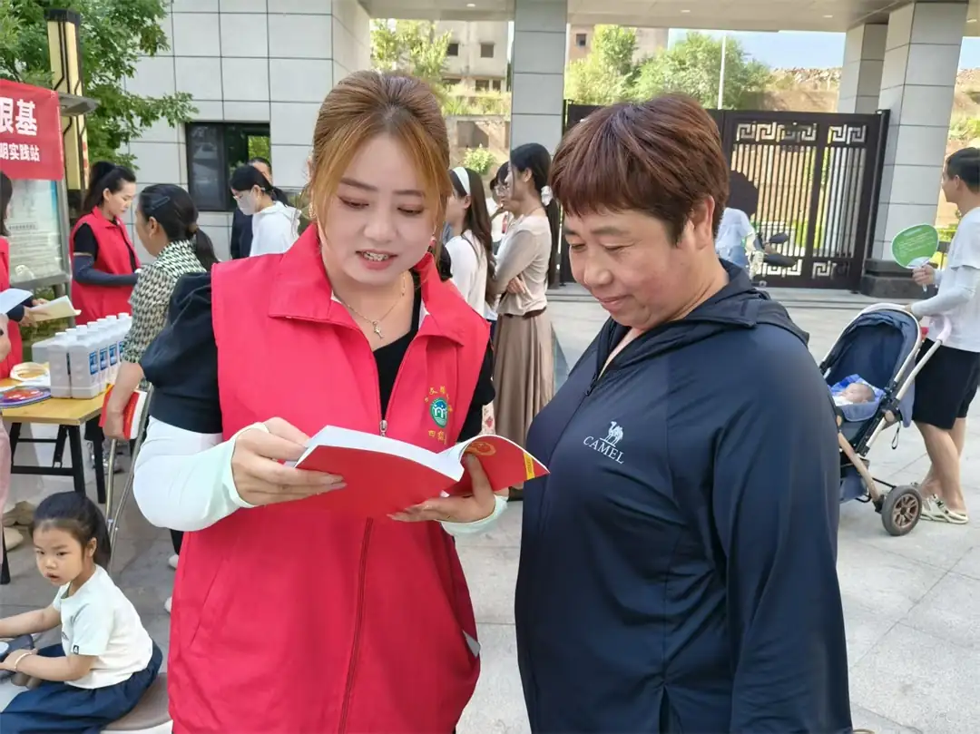 7月7日,人大崇文路街道工委聚财社区在融汇苑小区开展《民法典》普法宣传