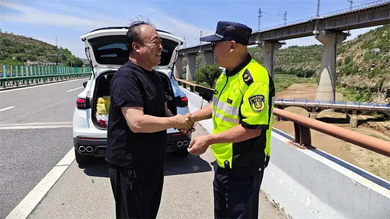 7月7日至8日，陕西交控绥德路养中心巡查人员在高温下连续救助两起遇困车辆