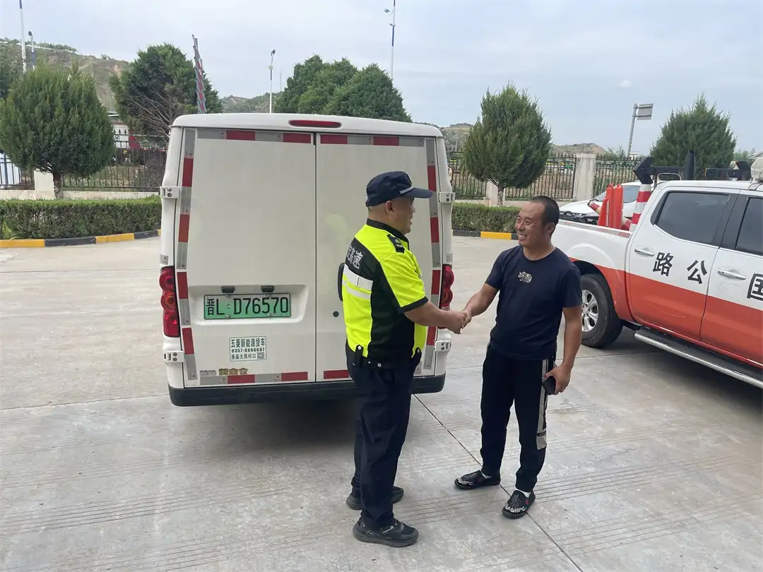 7月8日,绥德路养中心高效处置两起高速险情:白昼巡查清除遗落的飞机配件并物归原主