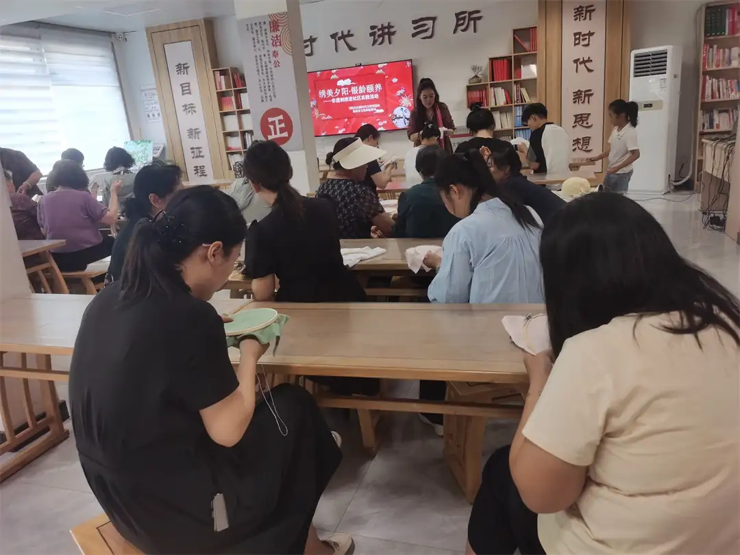 7月9日,榆阳区学院社区联合市文旅局开展“绣美夕阳·银龄颐养”非遗刺绣体验活动。