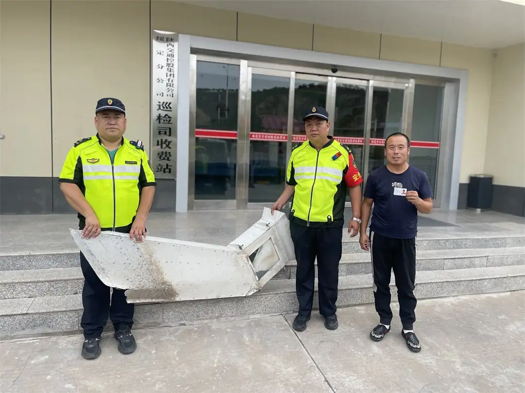 7月8日,绥德路养中心高效处置两起高速险情:白昼巡查清除遗落的飞机配件并物归原主