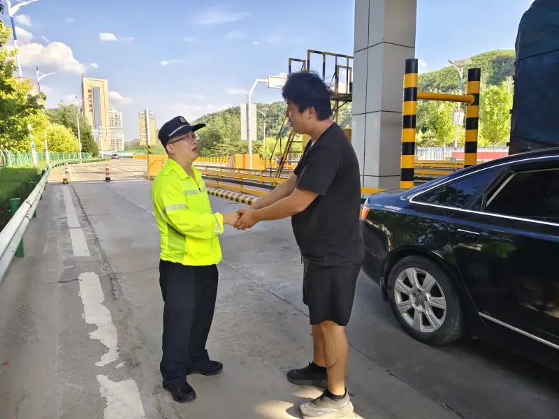 7月7日至8日，陕西交控绥德路养中心巡查人员在高温下连续救助两起遇困车辆