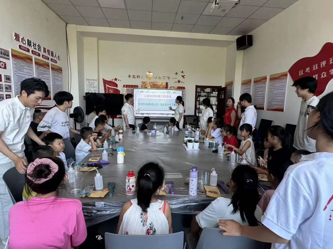 近日，榆阳区三辰社区联合榆林大学园林专业师生开展微景观DIY科普活动。