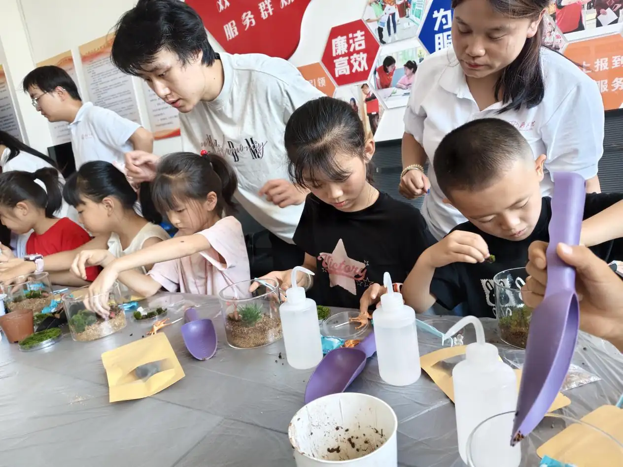 近日，榆阳区三辰社区联合榆林大学园林专业师生开展微景观DIY科普活动。