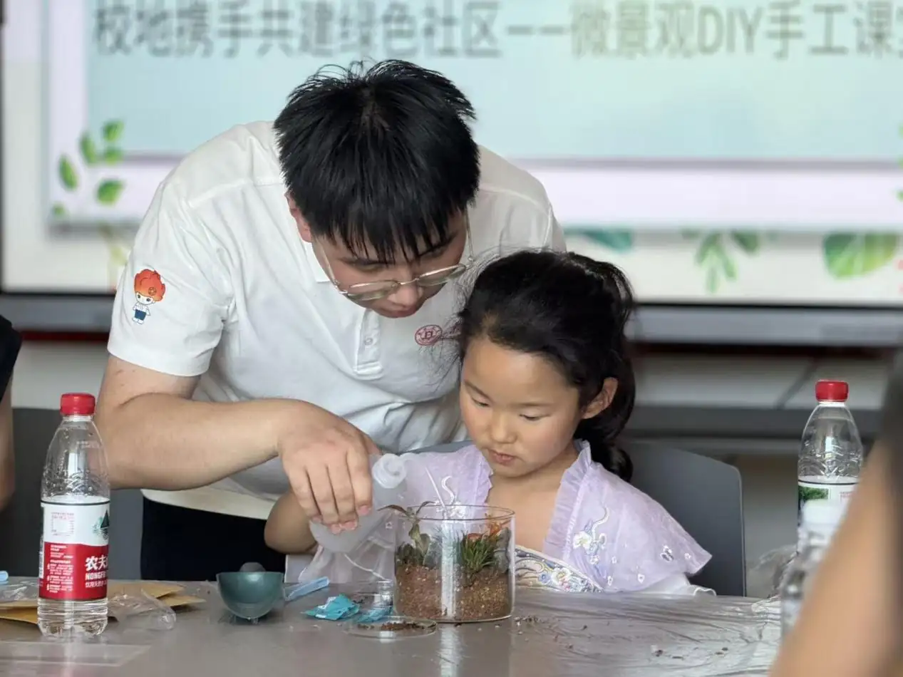 近日，榆阳区三辰社区联合榆林大学园林专业师生开展微景观DIY科普活动。