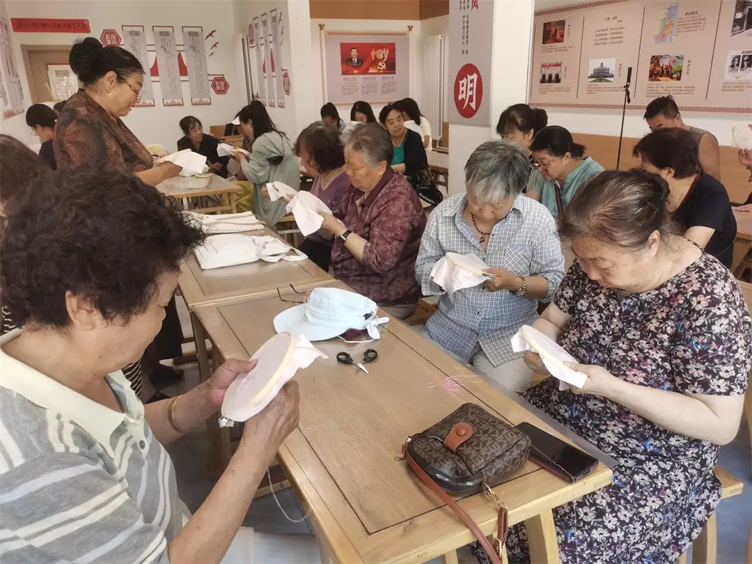 7月9日,榆阳区学院社区联合市文旅局开展“绣美夕阳·银龄颐养”非遗刺绣体验活动。
