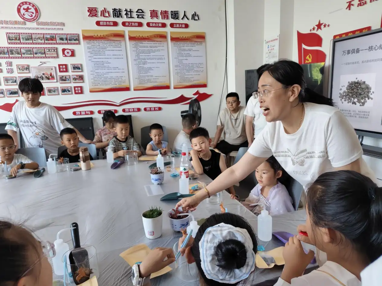 近日，榆阳区三辰社区联合榆林大学园林专业师生开展微景观DIY科普活动。