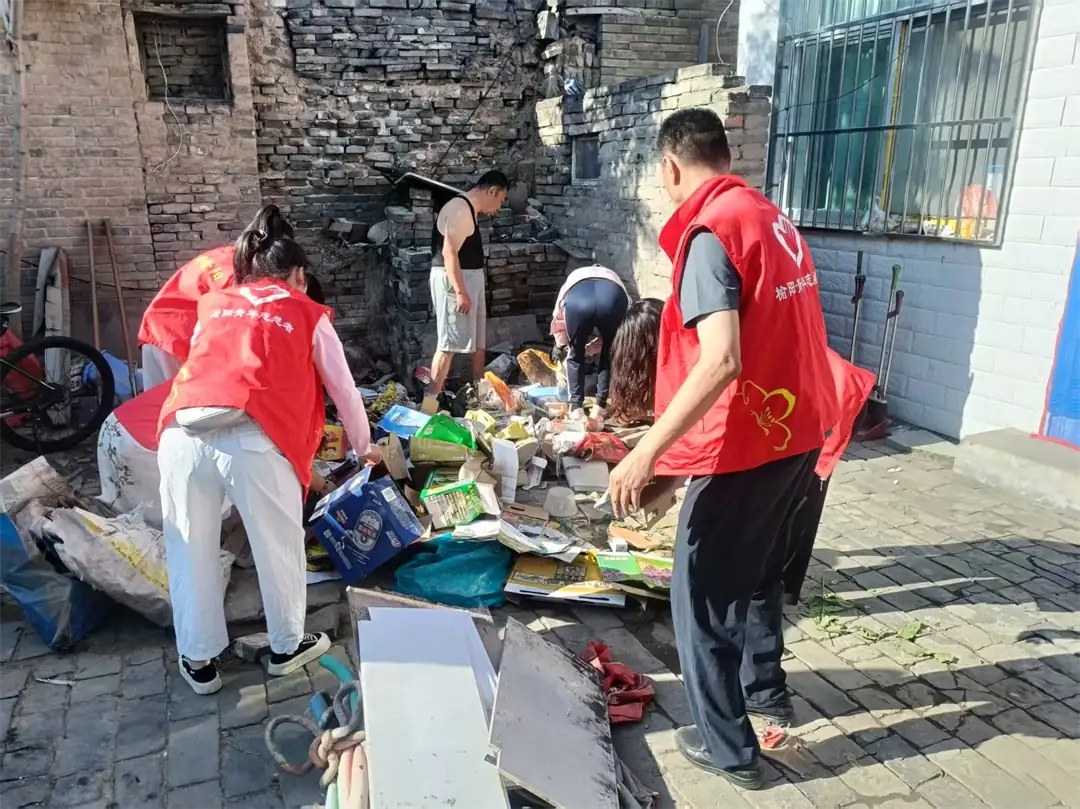 榆阳区鼓楼街道普惠泉社区开展老旧院落环境卫生专项整治活动