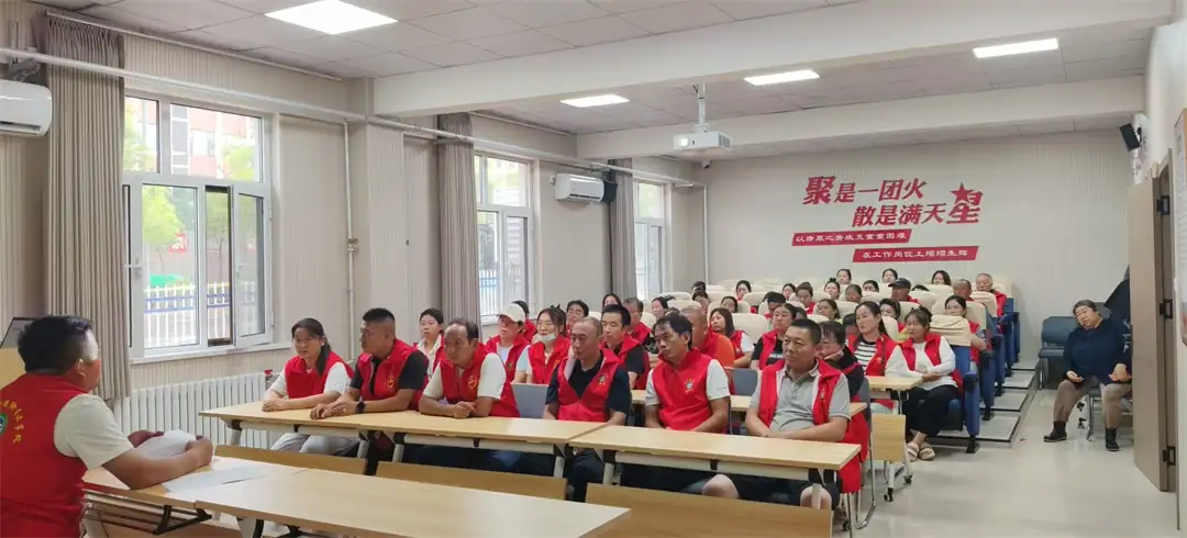 同时通过微信群等渠道宣传避险知识，严格落实值班值守，全力筑牢汛期安全防线。