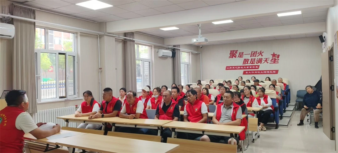 现场划定责任区域，明确巡查、预警等事项，公布安置点及应急预案。