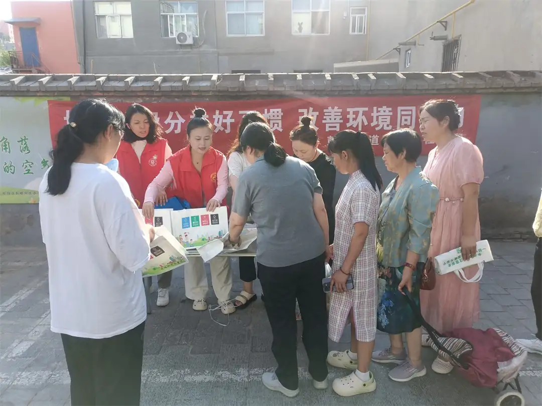 近日,榆阳区鼓楼街道普惠泉社区开展“培养垃圾分类好习惯 改善环境同努力”主题宣传活动