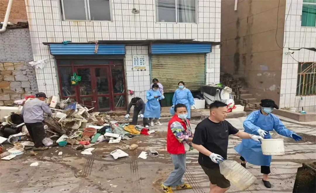近日,榆阳区鼓楼街道二里半社区开展“人居环境整治 共创干净驼城”专项行动