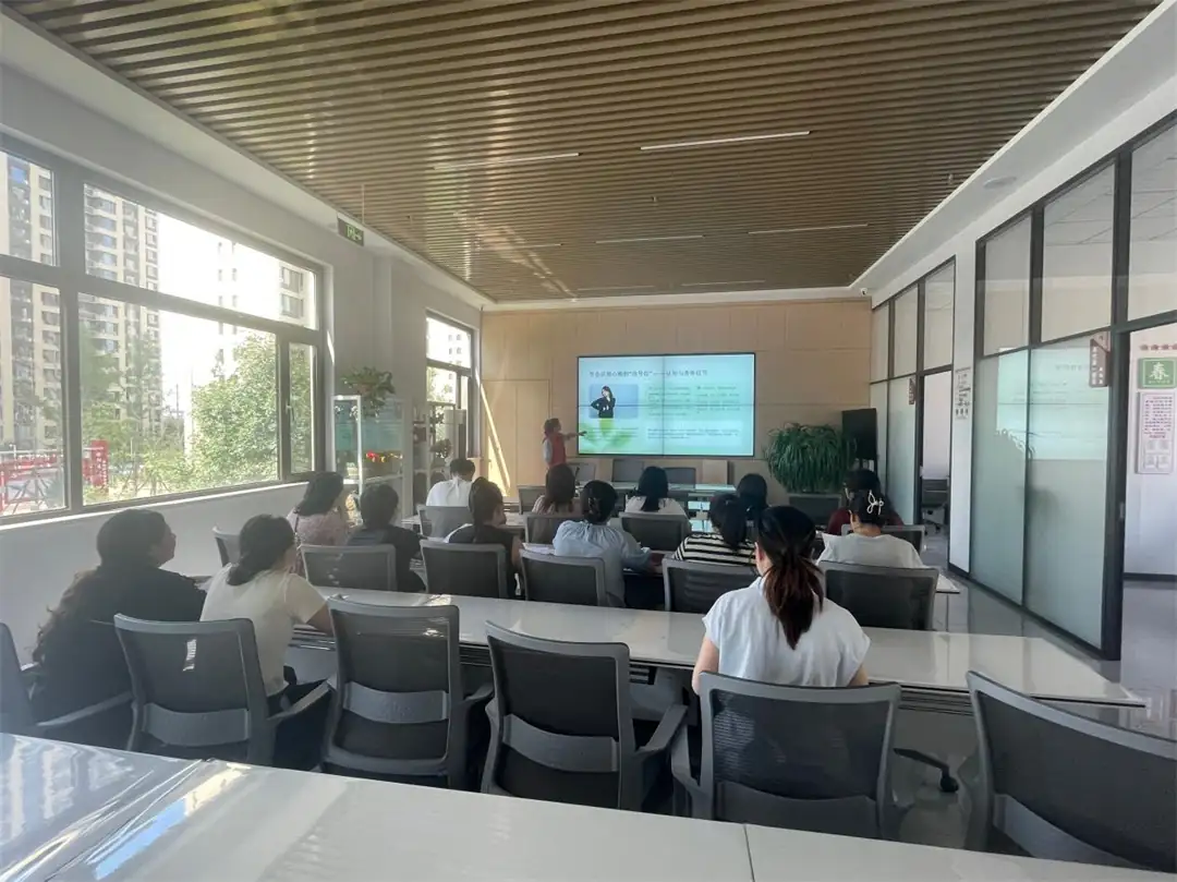 近日,榆阳区崇文路街道春苑社区开展“从‘心’开始 守护我们共同的家园”心理健康宣传活动
