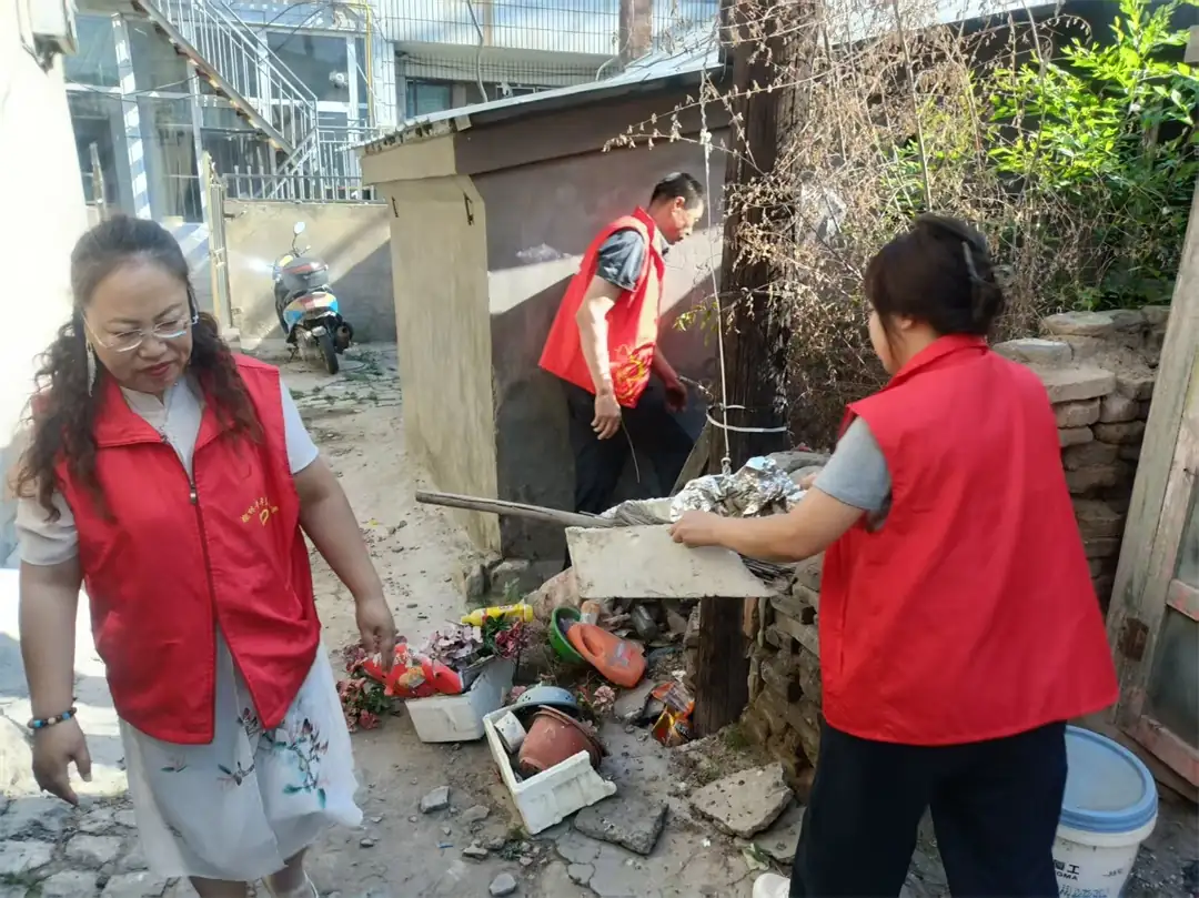近日,榆阳区鼓楼街道普惠泉社区组织志愿者深入老旧平房院落,集中清理砖头废料、破旧家具等堆积杂物,同步规范分类处置垃圾,劝导居民杜绝乱堆乱放。