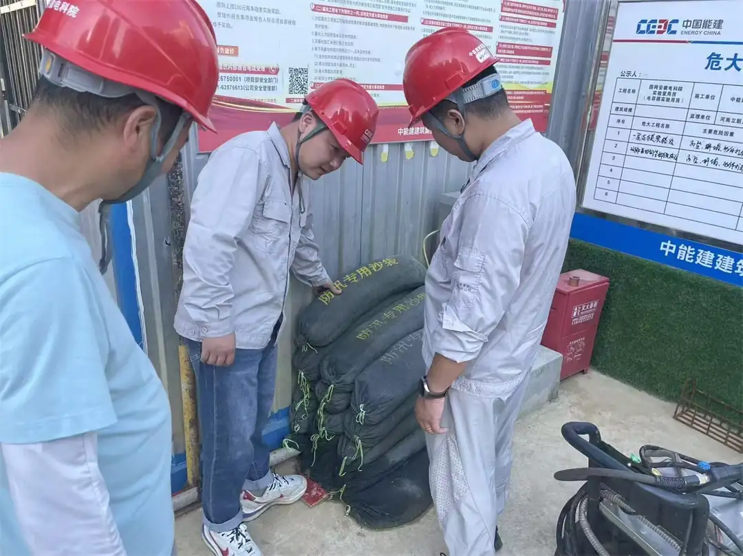 近日，中能建建筑集团国网安徽电科院实验室用房项目部针对台风“巴威”，全面开展防台防汛专项排查，重点加固塔吊、脚手架等高危部位，细化应急预案，严格值班值守。