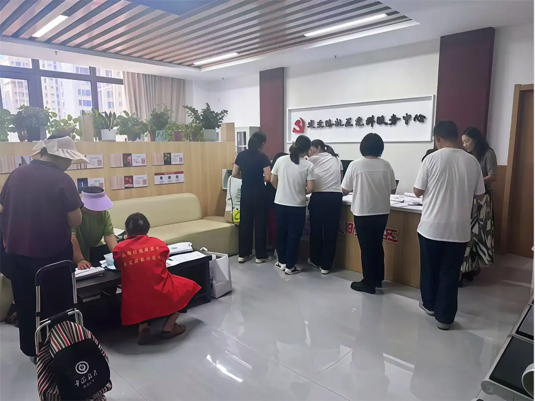 近日,榆阳区明珠路街道建业路社区针对居民领盐难题,创新推出窗口延时发放、网格员上门送盐两项举措。