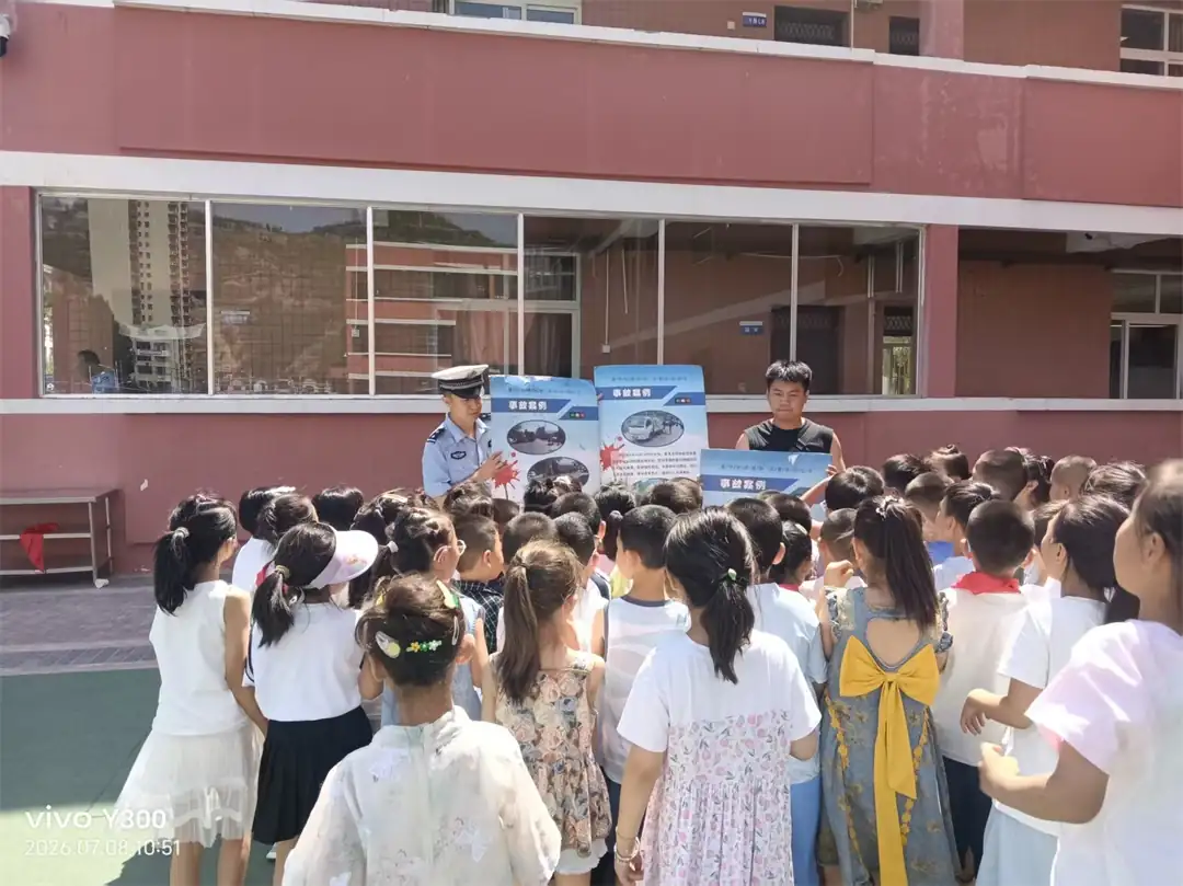 近日,绥德县公安局交管大队走进辖区多所学校开展暑期交通安全宣讲
