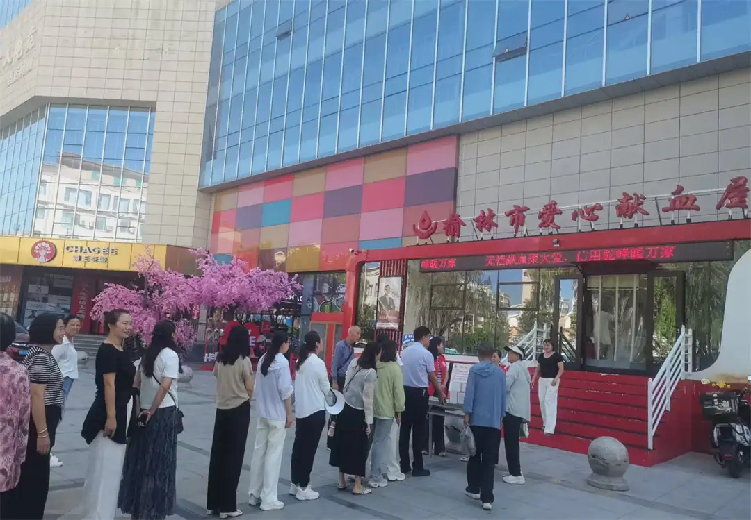 7月15日,榆阳区驼峰路街道金阳社区联合市中心血站开展“以无偿献血聚大爱,信用驼峰暖万家”公益活动。