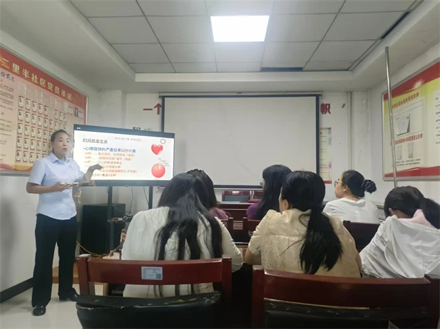 近日,榆阳区鼓楼街道二里半社区邀请专业讲师开展高温中暑急救科普宣讲