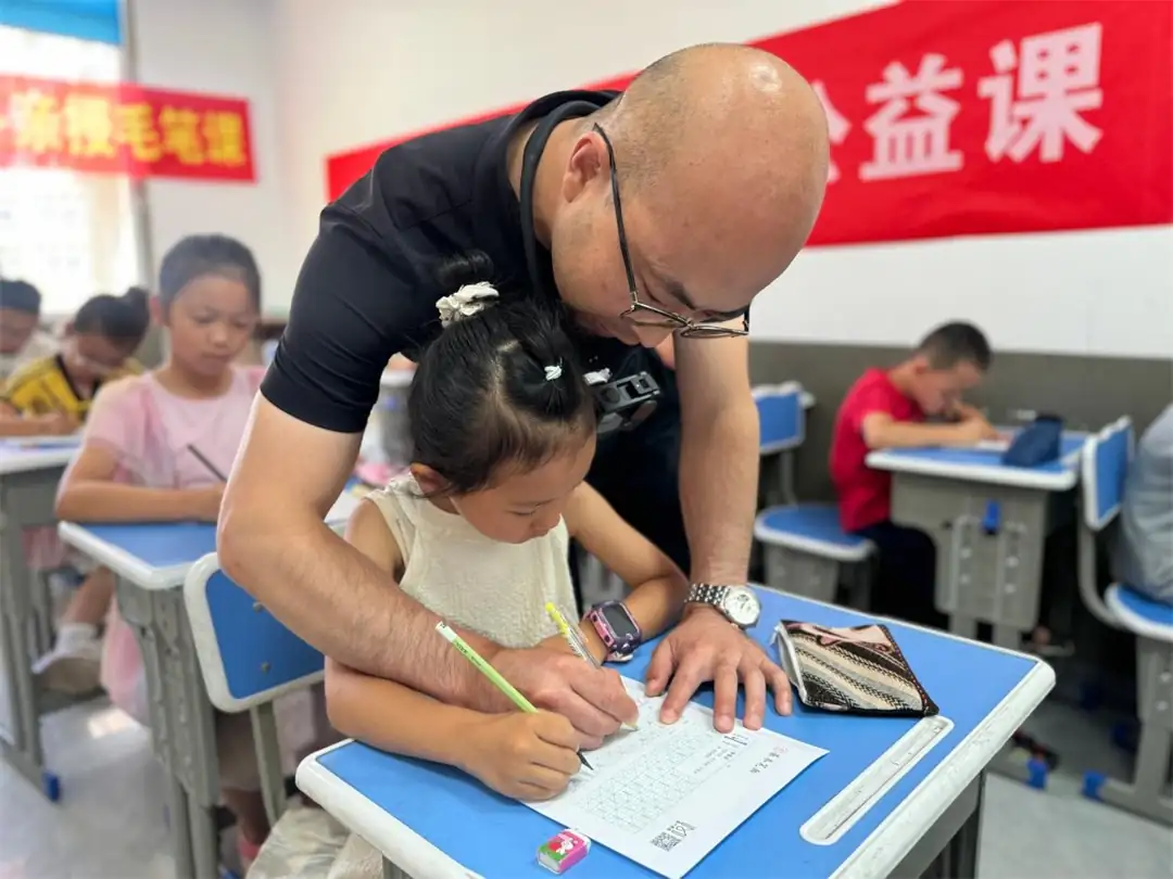 7月15日,榆阳区明珠路街道三辰社区联合墨一书法开设硬笔坐姿握姿公益课,省书协老师郑保平巡回指导,手把手纠正孩子握笔、坐姿,拆解书写技巧。