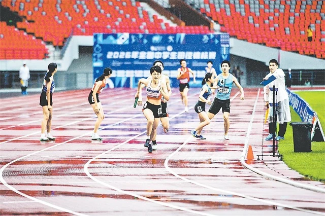 7月14日拍摄的2026年全国中学生田径锦标赛混合4×400米接力初中组决赛现场。记者杨彬摄