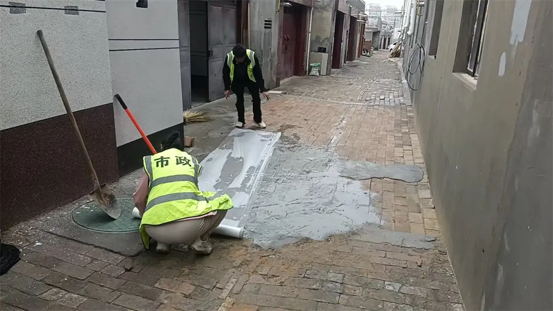 7月14日,榆阳区崇文路街道葡萄园社区完成寨城南路等巷道汛后道路抢修。