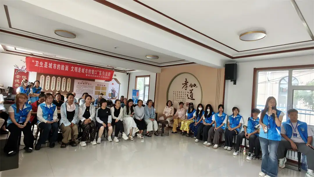近日，榆阳区崇文路街道春苑社区新时代文明实践站同步开展文明宣讲与环境整治行动。