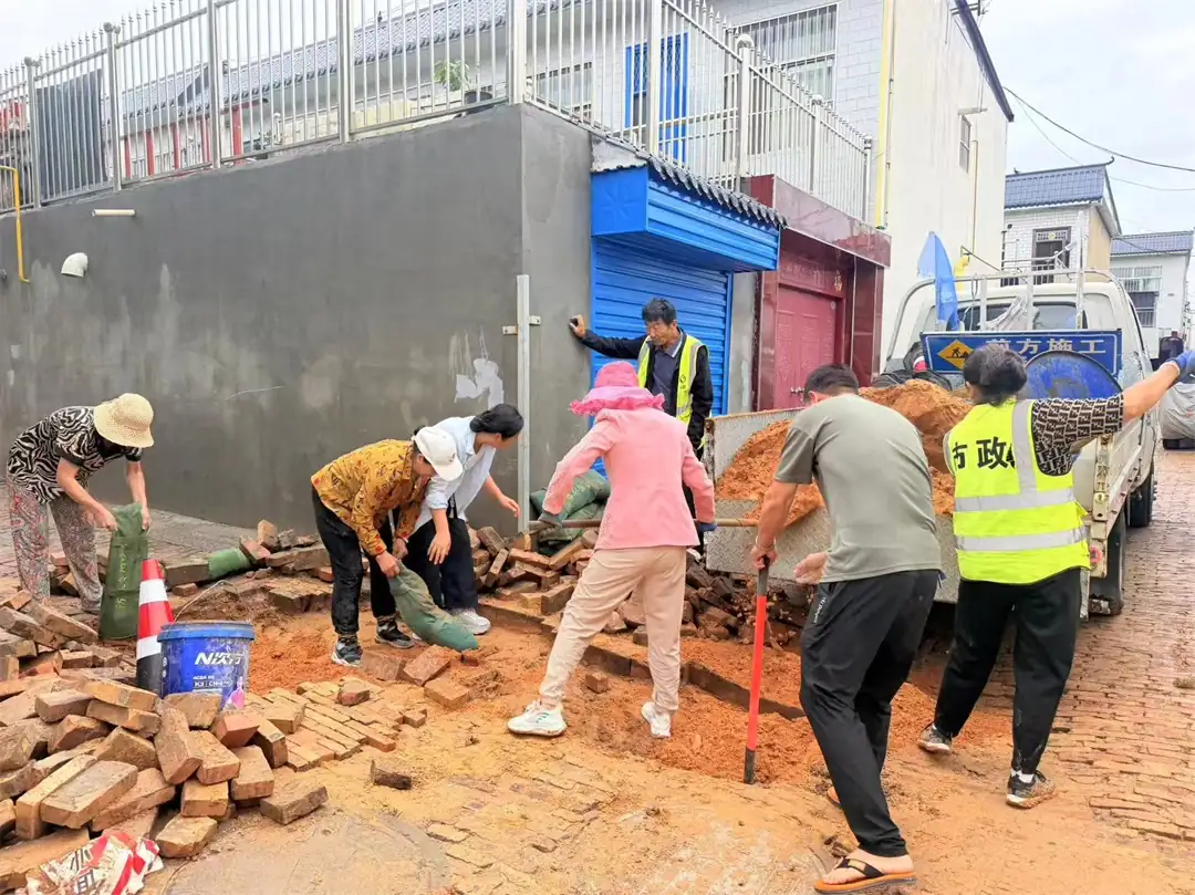 榆阳区崇文路街道葡萄园社区:汛期抢修破损巷道 用情办好民生实事
