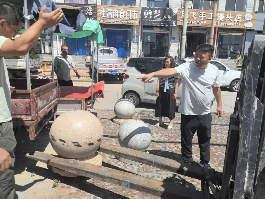 近日，榆阳区崇文路街道葡萄园社区联合综合执法大队，针对寨城南路市场周边占道经营、交通拥堵问题，经实地踏勘后增设隔离圆桩。