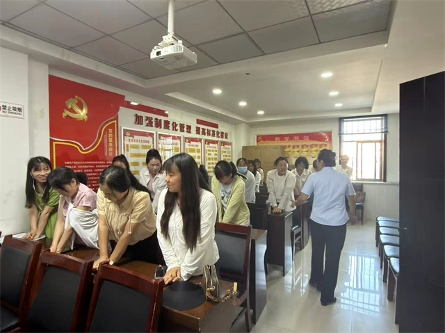 近日,榆阳区鼓楼街道二里半社区邀请专业讲师开展高温中暑急救科普宣讲