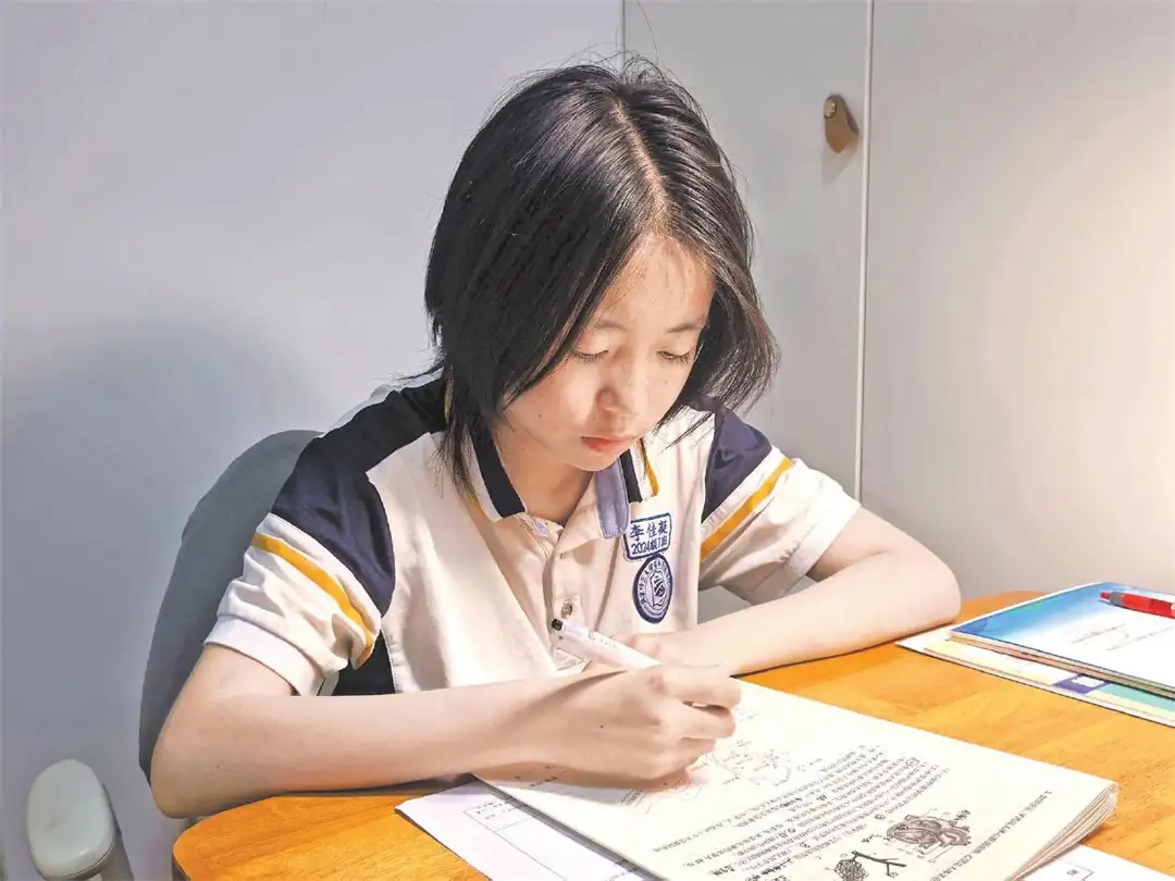 李佳凝在认真学习。张瑜摄