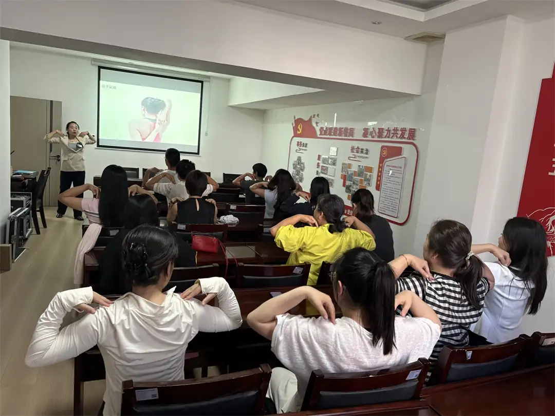 7月15日，榆阳区沙河路街道桃李路社区开展“急救护航·健康同行”培训，专业医护讲解心肺复苏、海姆立克法等急救技能，居民现场实操演练。