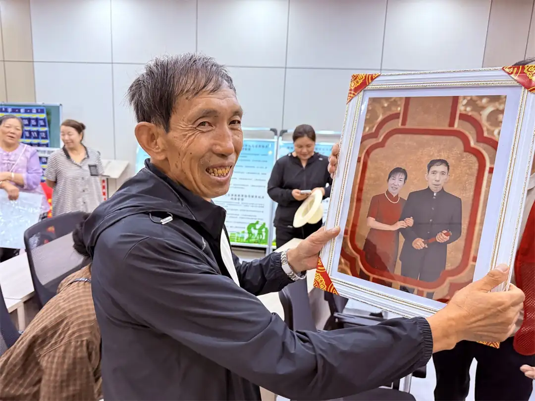 近日,榆阳区鼓楼街道环城北路社区联合爱心企业开展“阳光公益”老年免费摄影服务