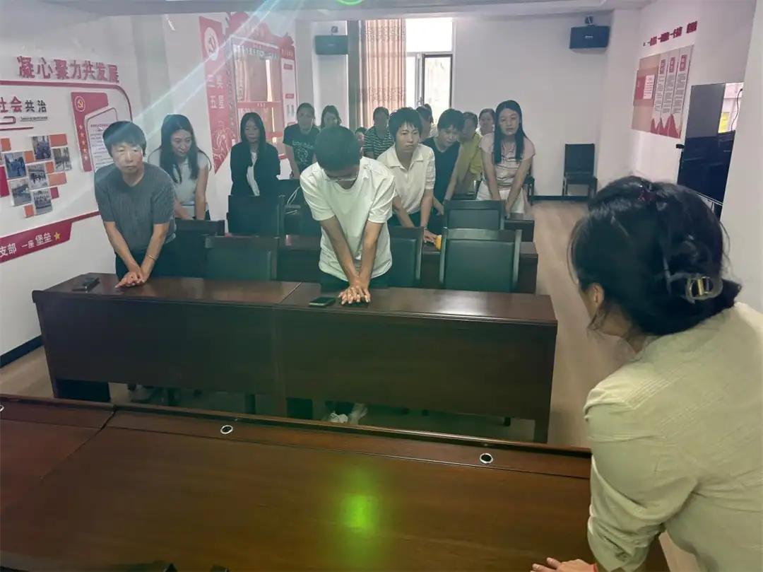 7月15日，榆阳区沙河路街道桃李路社区开展“急救护航·健康同行”培训，专业医护讲解心肺复苏、海姆立克法等急救技能，居民现场实操演练。