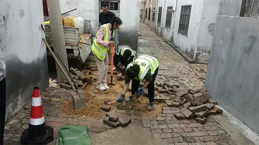 7月14日,榆阳区崇文路街道葡萄园社区完成寨城南路等巷道汛后道路抢修。