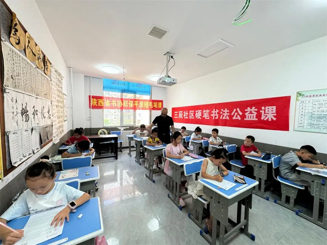 7月15日,榆阳区明珠路街道三辰社区联合墨一书法开设硬笔坐姿握姿公益课,省书协老师郑保平巡回指导,手把手纠正孩子握笔、坐姿,拆解书写技巧。