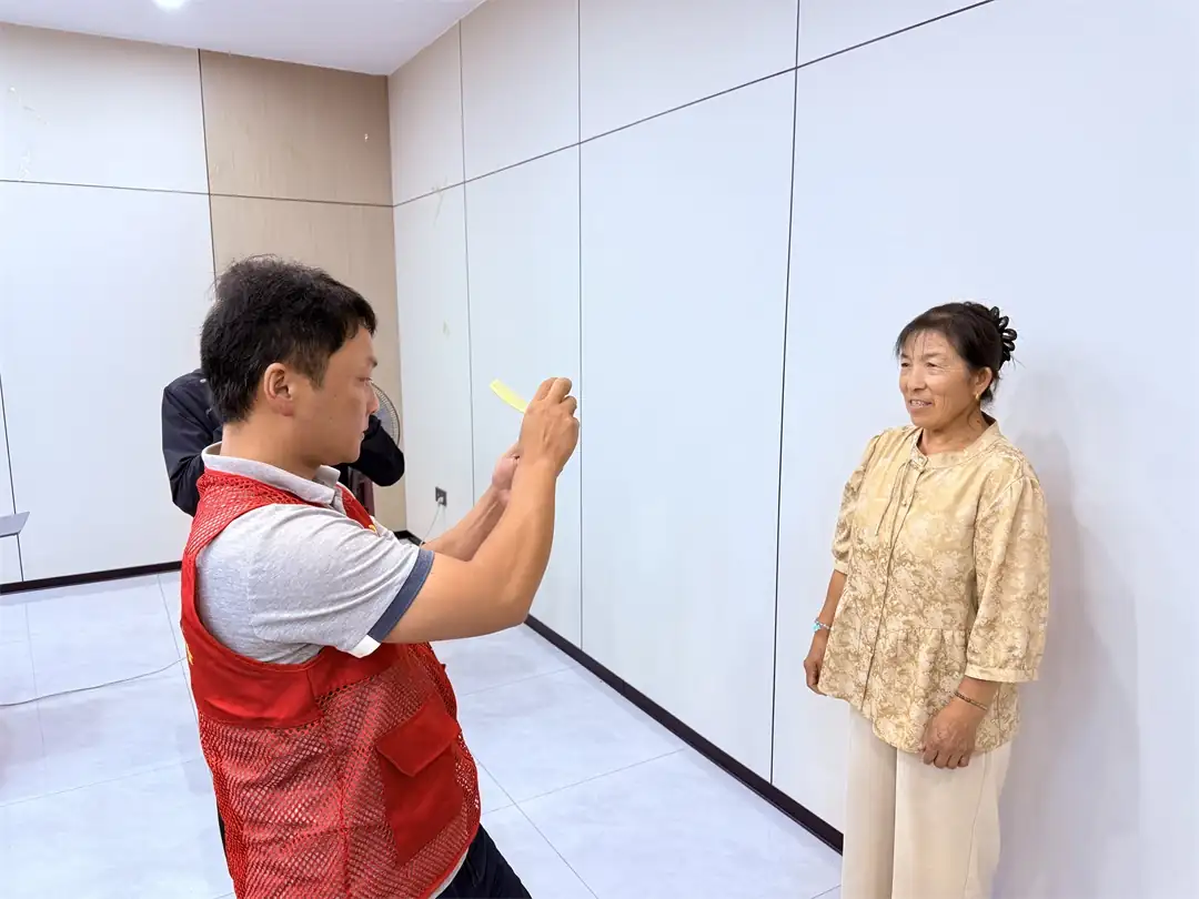 近日,榆阳区鼓楼街道环城北路社区联合爱心企业开展“阳光公益”老年免费摄影服务