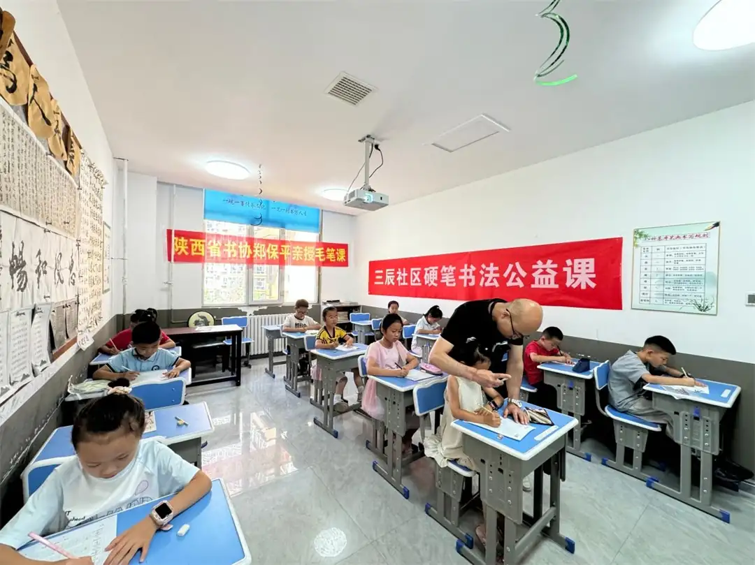7月15日,榆阳区明珠路街道三辰社区联合墨一书法开设硬笔坐姿握姿公益课,省书协老师郑保平巡回指导,手把手纠正孩子握笔、坐姿,拆解书写技巧。
