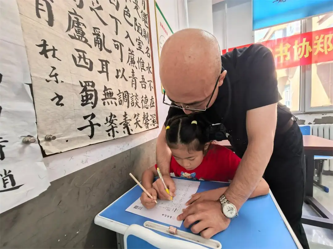 7月15日,榆阳区明珠路街道三辰社区联合墨一书法开设硬笔坐姿握姿公益课,省书协老师郑保平巡回指导,手把手纠正孩子握笔、坐姿,拆解书写技巧。