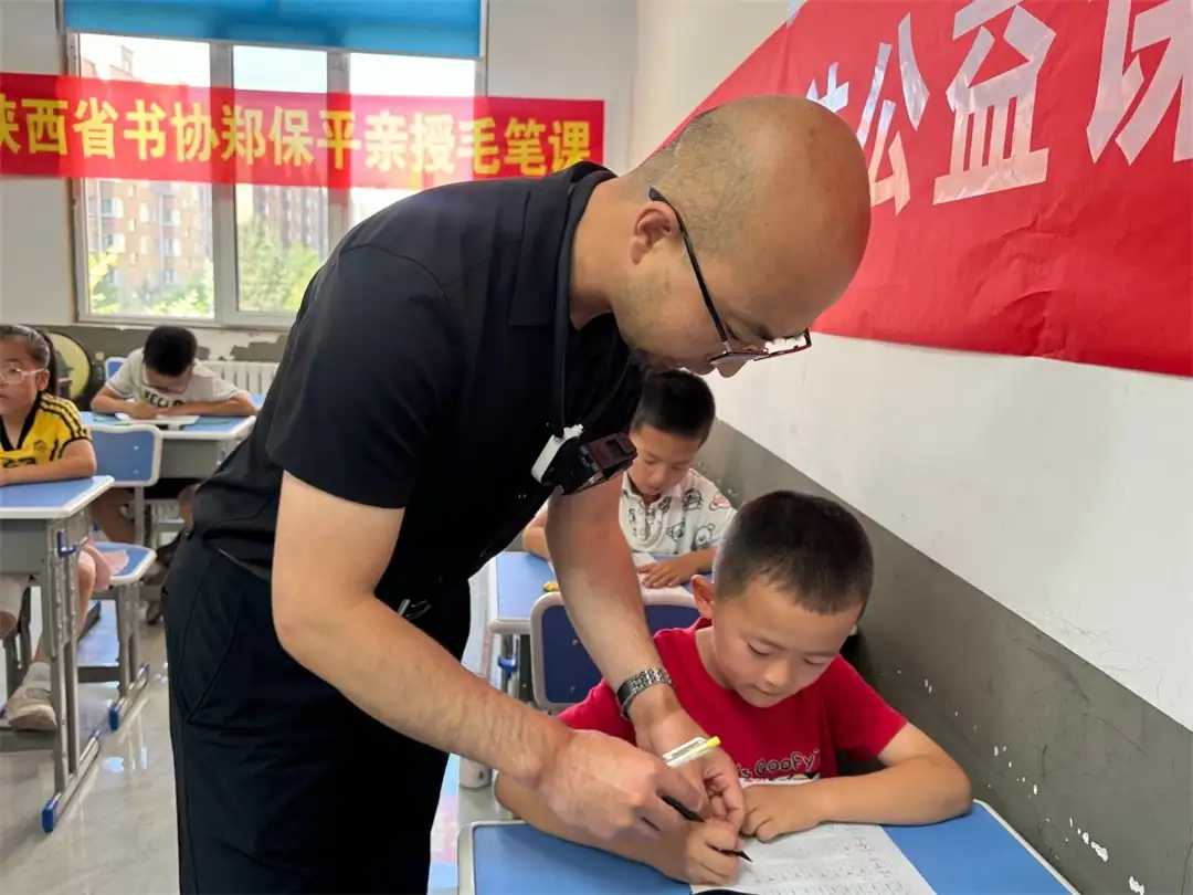 7月15日,榆阳区明珠路街道三辰社区联合墨一书法开设硬笔坐姿握姿公益课,省书协老师郑保平巡回指导,手把手纠正孩子握笔、坐姿,拆解书写技巧。