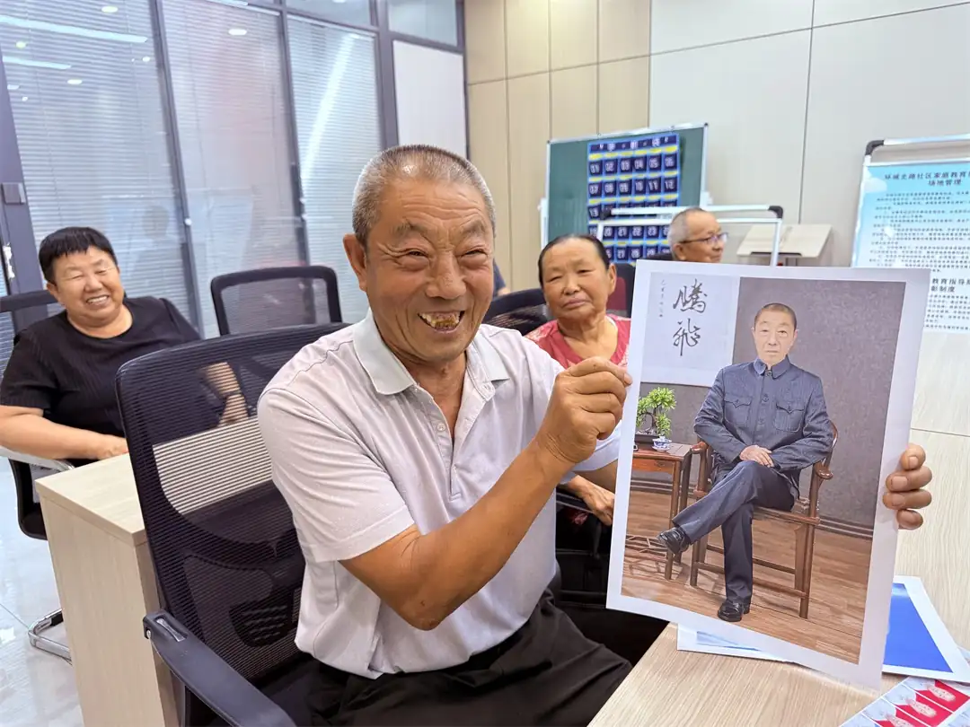 光影暖夕阳 公益送温情——环城北路社区开展老年免费拍照公益活动