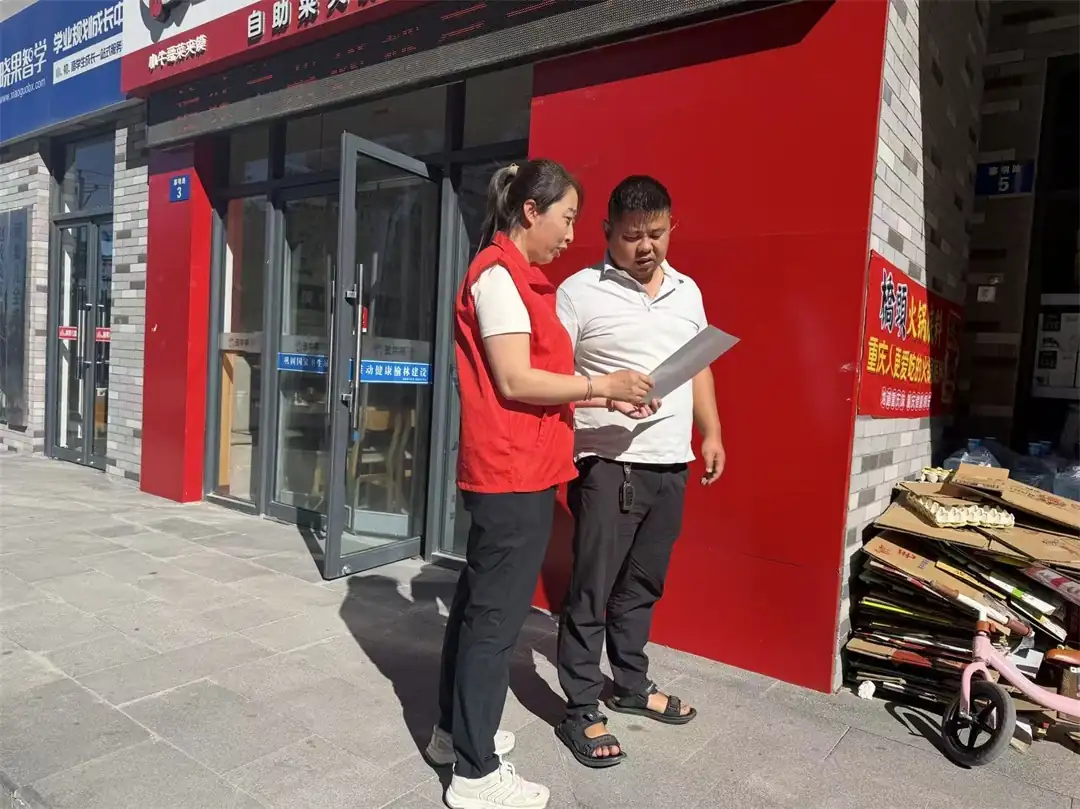近日,榆阳区崇文路街道寨城庄社区开展“清洁一小步 文明一大步”干净驼城宣传活动。