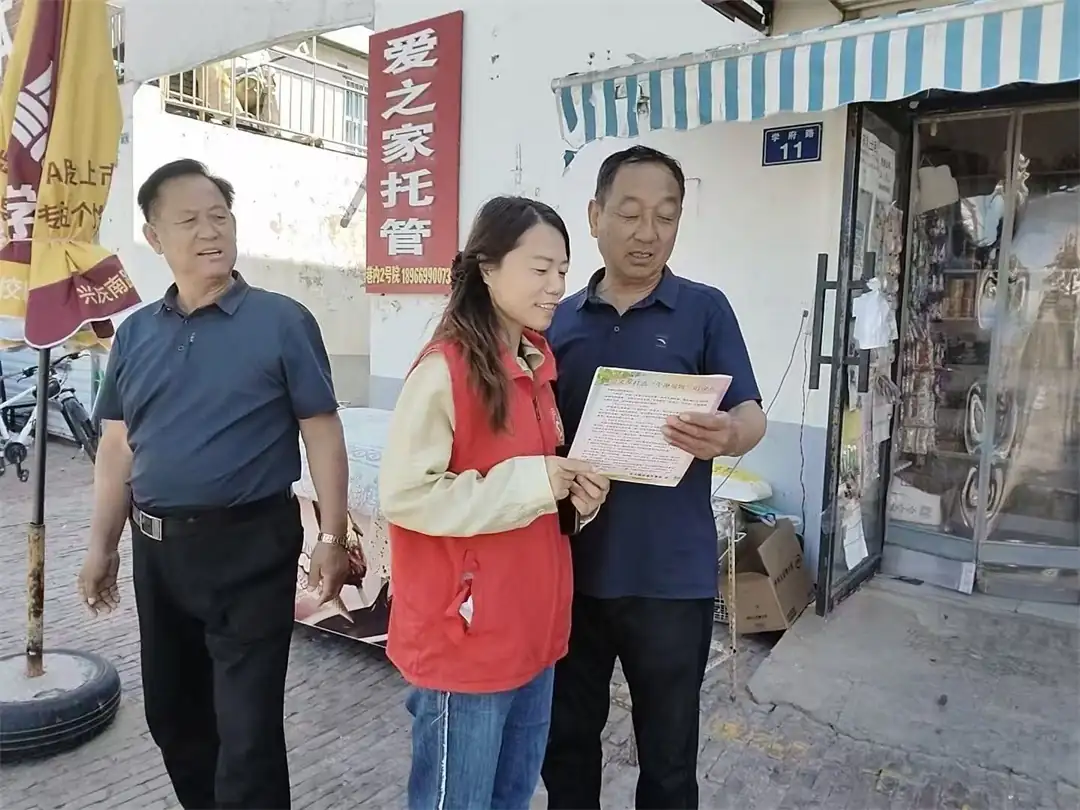 近日,榆阳区崇文路街道寨城庄社区开展“清洁一小步 文明一大步”干净驼城宣传活动。