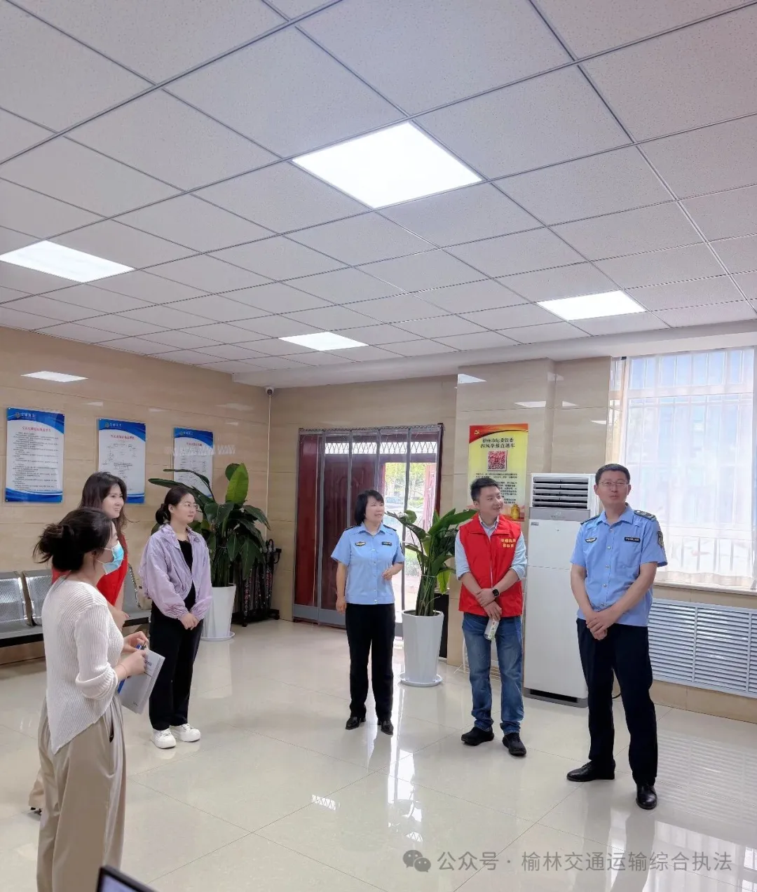 7月16日上午,榆林市交通运输综合执法支队开展“执法开放日暨支队长接访日”活动,邀请企业及群众代表参观办案区、信息指挥中心,体验一线执法流程。