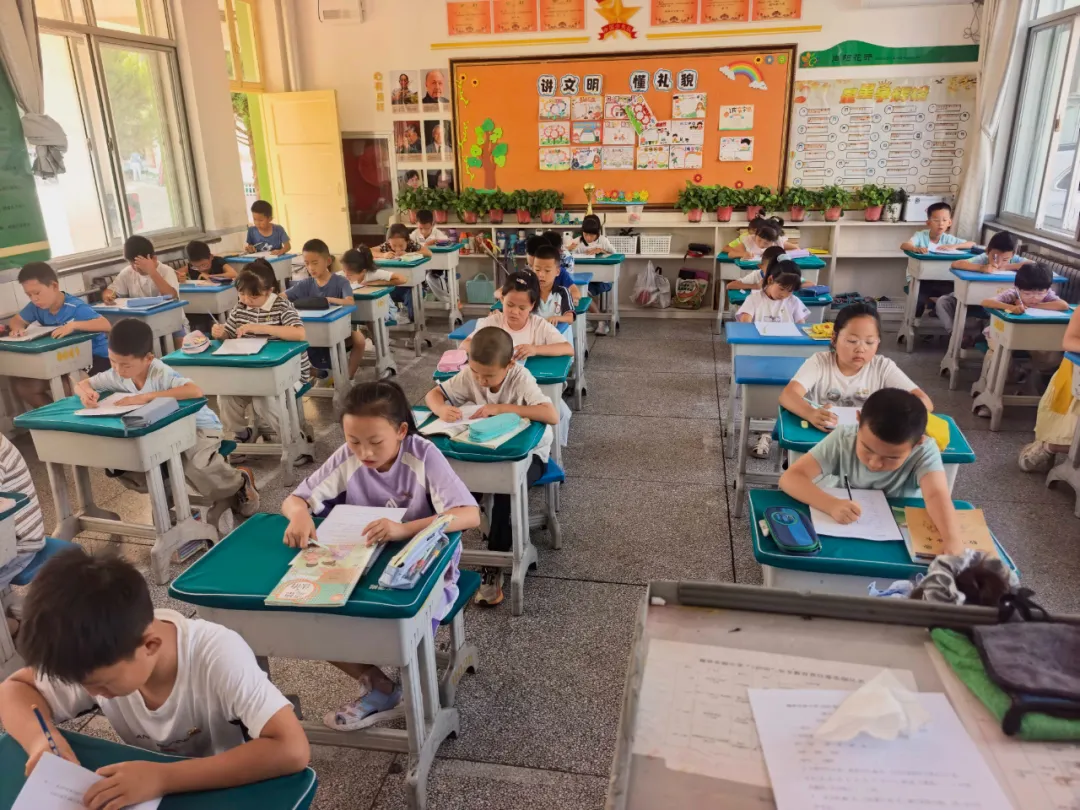 6月下旬,榆林实验小学举办春季学期“阳光杯”数学思维能力大赛